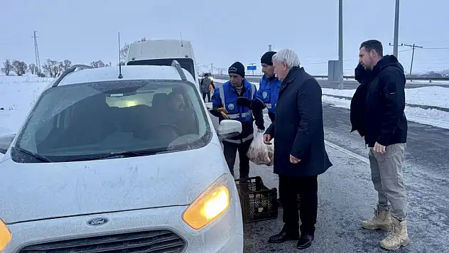 Başkan Yağan'dan yolda kalanlara iç ısıtan ikram