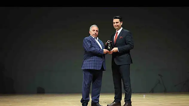 Mustafa Yalçın'a onur ödülü