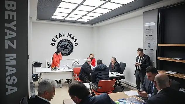 Başkan Yalçın Beyaz Masa'da kitap hediye etti
