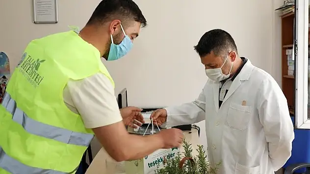 Başkan Yalçın'dan hekim ve diş hekimlerine bayram armağanı