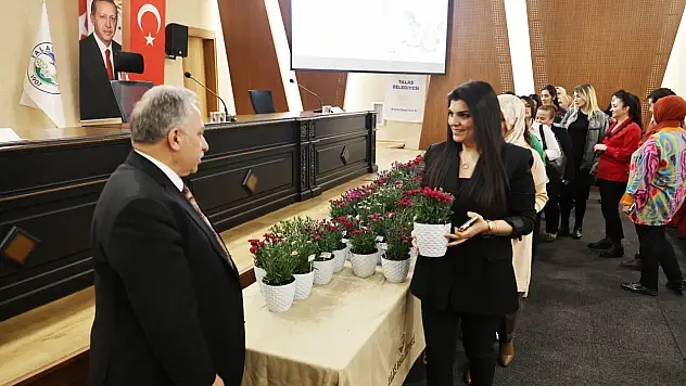 Başkan Yalçın'dan kadın personele hediye!
