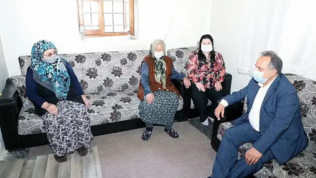 Başkan Yalçın Fatma teyzenin hem gönlünü hem duasını aldı
