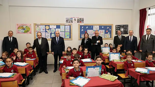 Başkan Yalçın öğrencilere karnelerini verdi