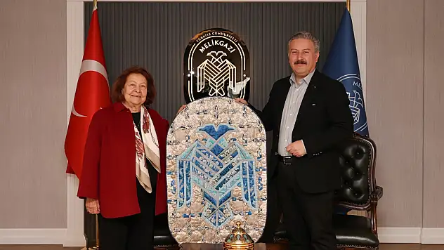 Başkana verilen hediye merak uyandırdı!