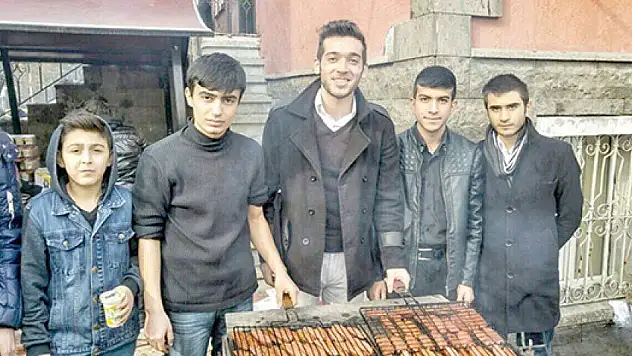 Başkandan öğrencilere sucuk ziyafeti