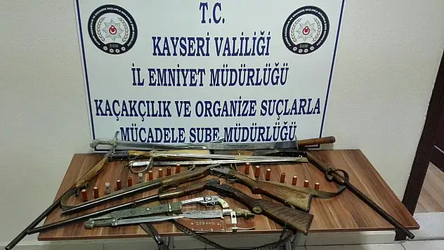 Apartman dairesinde tabanca, tüfek ve kılıç ele geçirildi