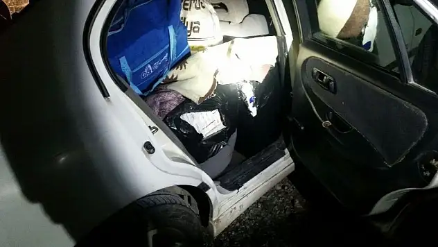 Bavul ve çantalara istiflenmiş 6 bin 900 paket kaçak sigara ele geçirildi