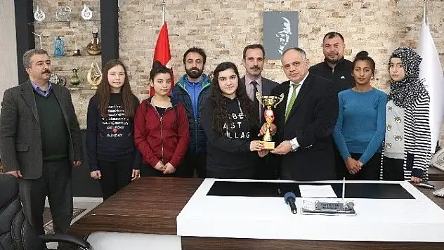 Bayan Badminton Takımından Başkan Öztürk'e Ziyaret