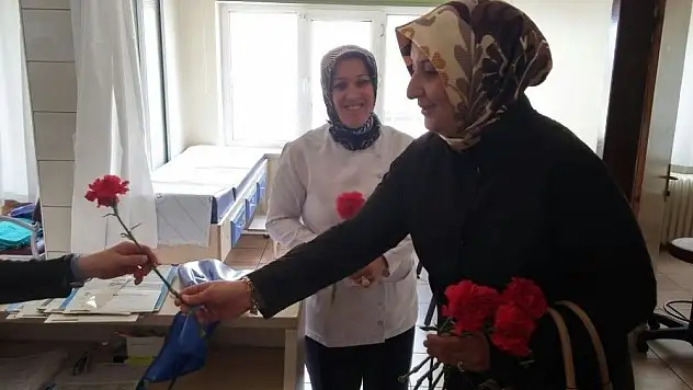 Bayan Çelik, hasta ve yaşlıları evlerinde ziyaret ediyor
