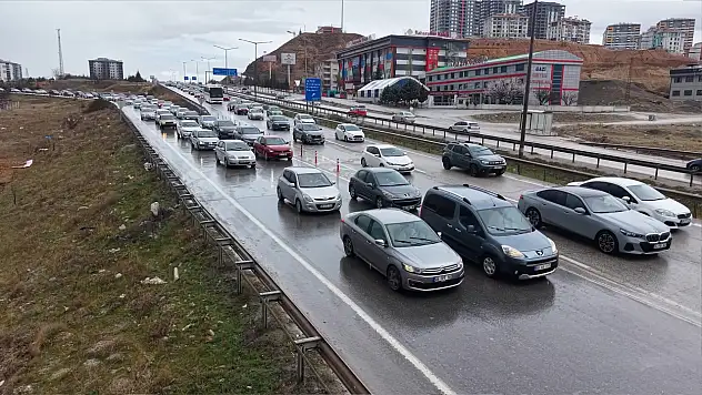 Bayram dönüşü felç! Araçlar tampon tampona ilerledi