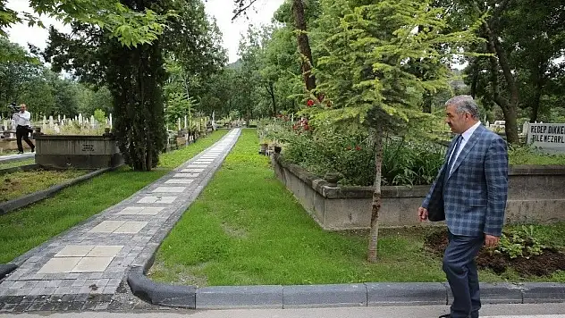 Bayram öncesi mezarlık ziyareti