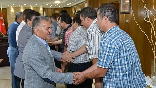 Belediye işçileri bayram öncesinde maaşları ile birlikte 3. dönem ikramiyelerini de aldı
