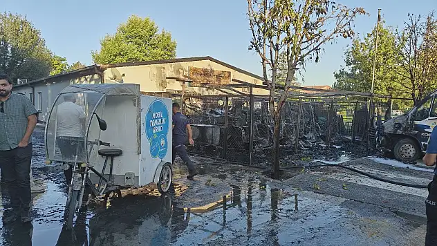 Belediyenin araçları yandı: 4 araç kül oldu, 3 araçta hasar var