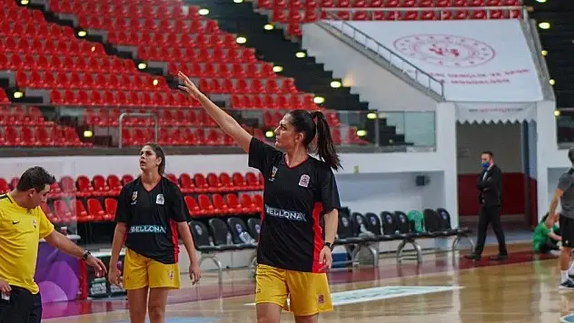 Bellona Kayseri, Nesibe Aydın önünde