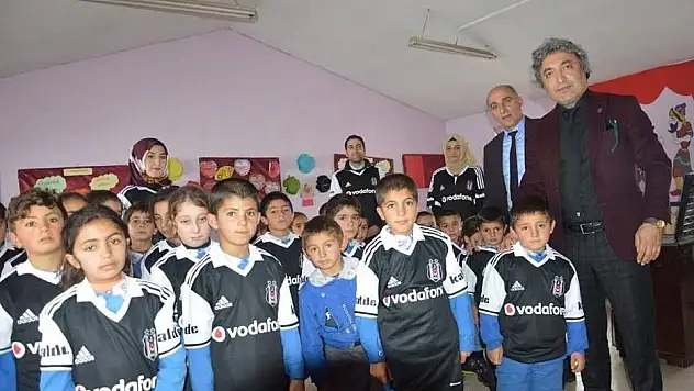 Beşiktaş köyü'nün Beşiktaş ilköğretim okulunda Beşiktaş forması dağıtıldı