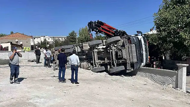 Beton mikseri devrildi