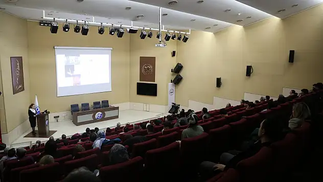 Bilim dünyasının önemli ismi ERÜ'de öğrencilerle buluştu
