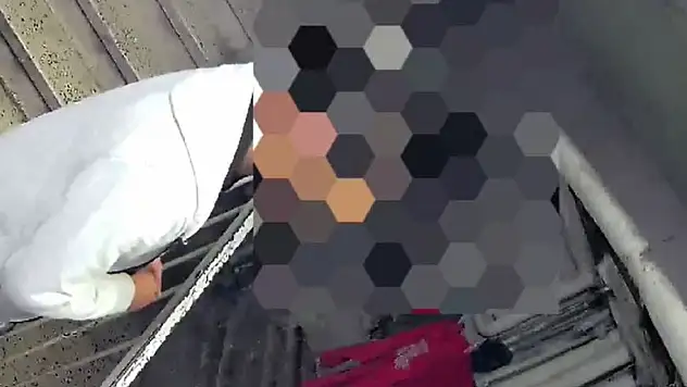 Bina sakinleri canından bezdi! Önce ayakkabılar şimdi de kıyafetler