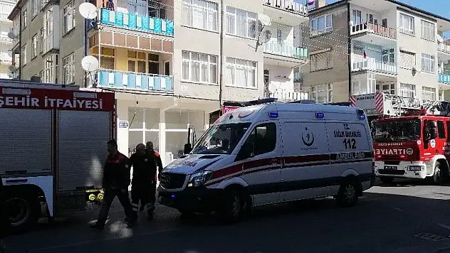 Binada bulunan kanepeyi yaktılar, 4 katlı binayı birbirine kattılar
