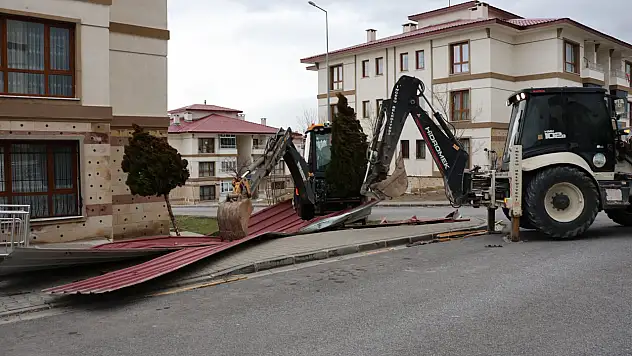 Binaların çatıları kağıt gibi savruldu! Belediye, 'dışarı çıkmayın'