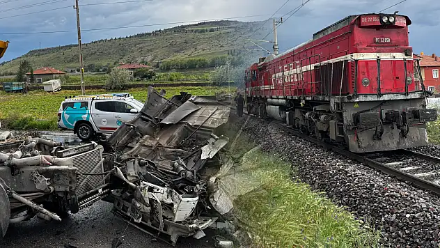 Bir anda lokomotifin önünde kaldı! Kayseri'de 2 yaralı