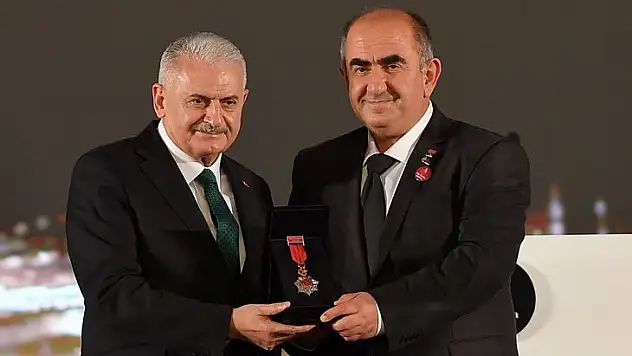 Bir ödül daha aldı! Ödüle doymuyor...