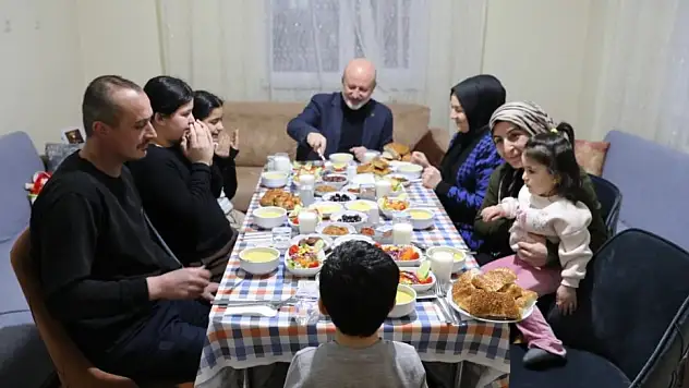 Bir sofrada sohbet, bir sofrada kardeşlik: Çolakbayrakdar'dan anlamlı ziyaret