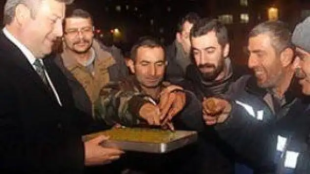 BİR YANDA KARLA MÜCADELE DİĞER YANDA EĞLENCE