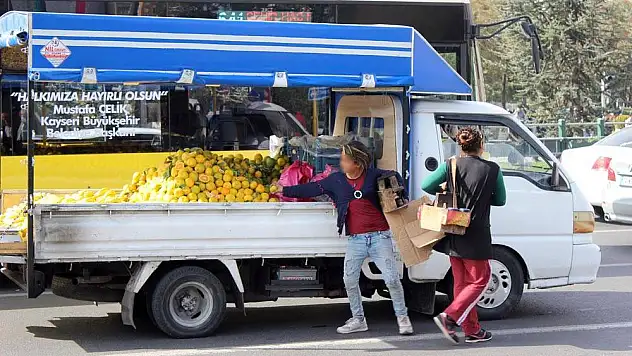 Boyacı kızların trafikte mandalina izni