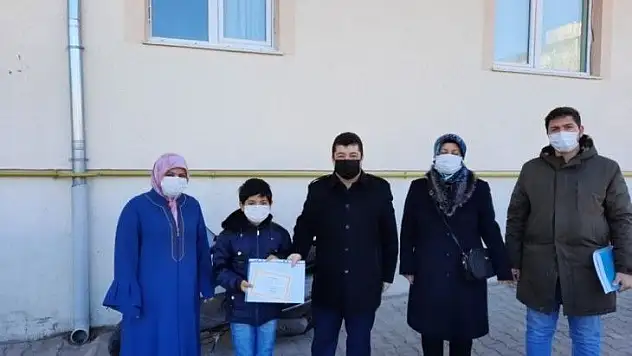 Öğrencileri evlerinde ziyaret edip karnelerini verdi