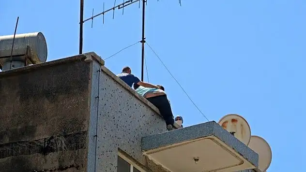 Bu da oldu! Seyahat izni alabilmek için çatıya çıktı