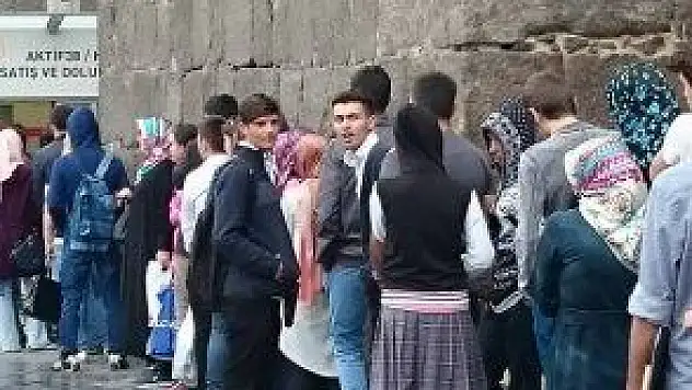  BU DA YAĞMURDA BİLET KUYRUĞU