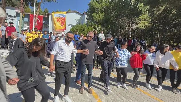 Bu kez top başında değil halay başındalar