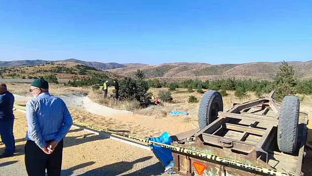 Traktör devrildi: 2 kişi öldü
