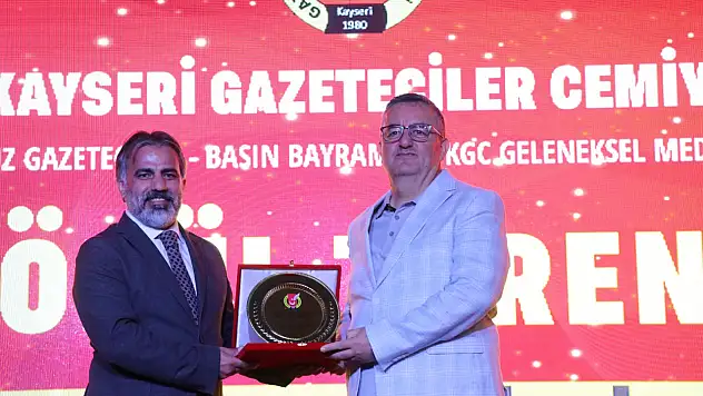 Büyükkılıç'a teşekkür plaketi