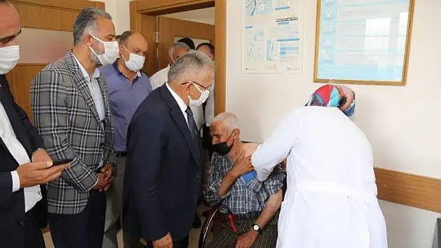 Büyükkılıç, aşı olmak istemeyen vatandaşı ikna etti