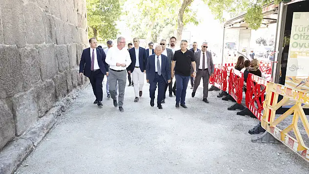 Büyükkılıç: Cumhuriyet Meydanı estetik ve dayanıklı olacak