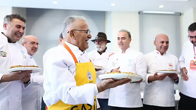 Büyükkılıç mutfağa girdi: Ünlü şeflerle bakın ne yaptı
