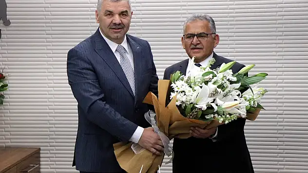 Büyükkılıç önce mazbatayı ardından görevi teslim aldı