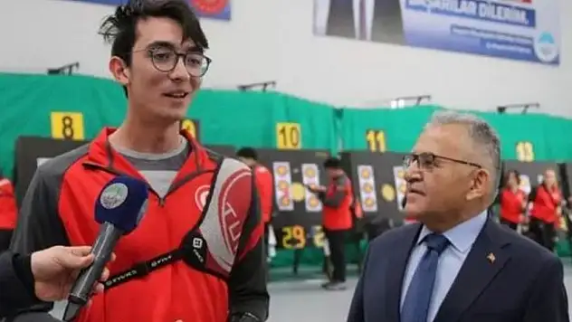 Büyükkılıç'tan Mete Gazoz'a tebrik!