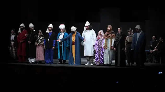 Büyükkılıç, tiyatro oyununu izledİ