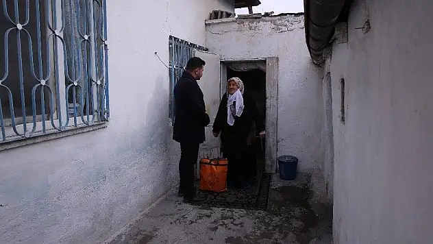 Büyükşehir Belediyesi ihtiyaç sahiplerinin evlerine yemek servisi yapıyor