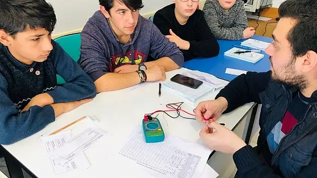 Büyükşehir'den çocuklara tatilde robot eğitimi