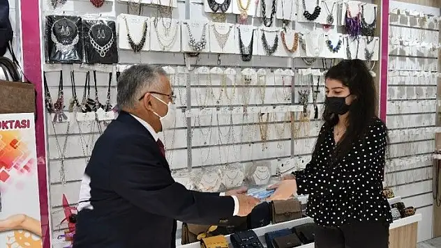 Büyükşehir, yılın son gününde 15 bin adet maske dağıttı