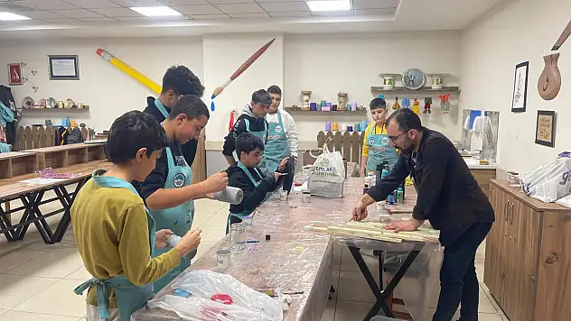 Ücretsiz olarak öğrencileri geleceğe hazırlıyor