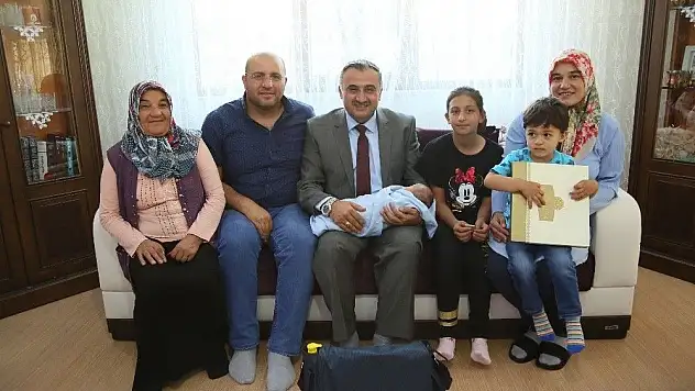 Cabbar Başkan'dan İki Bininci Bebeğe 'Hoşgeldin Bebek' Hediyesi