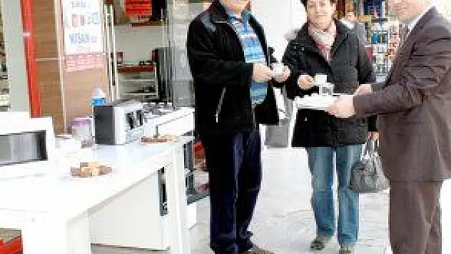 ÇAĞLAR MAĞAZALARI'NDAN SIRADIŞI UYGULAMA  ÇAĞLAR'DA VATANDAŞ TEST EDEREK ALIYOR 