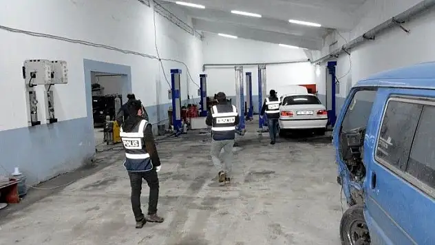 Çalıntı ve hacizli araçların şase numaralarını değiştirip piyasaya sürmüşler