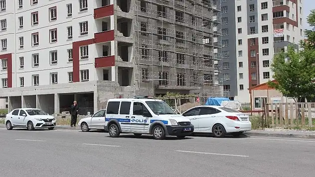 Çalıştığı inşaatın merdiven boşluğuna düşen işçi ağır yaralandı