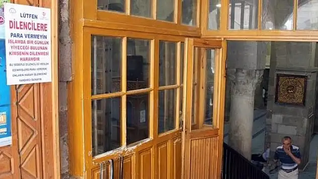 Camilere 'Dilencilere para vermeyin' yazılı afişler asıldı 